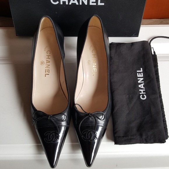 CHANEL Shoes - Classic CHANEL pointed cap toe CC logo  pumps